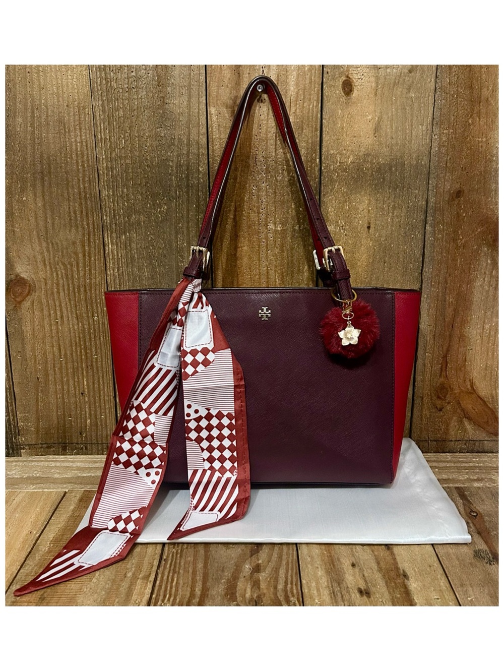 Tory Burch. York Leather Buckle Tote with Free Bag Scarf, Dust Bag & Bag Charm. - Picture 16 of 16